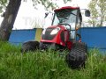 специальный трактор с шинами для газона