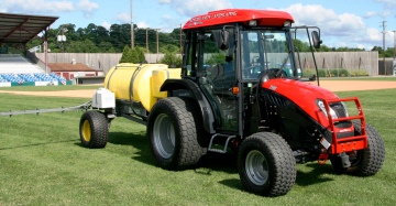 Трактор для обслуживания спортивных полей и газонов